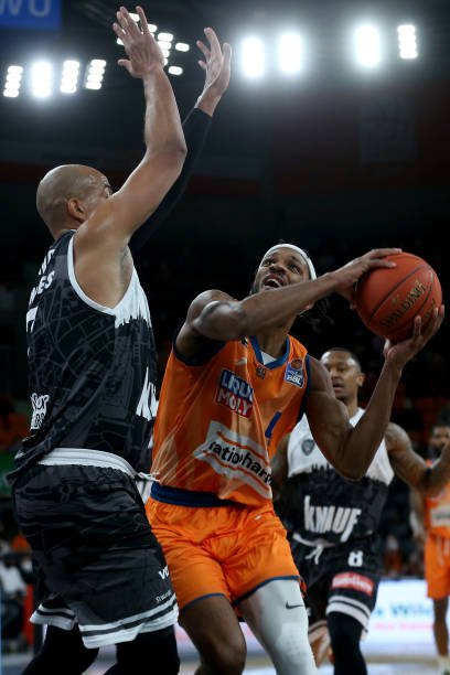 对赛事进行 对赛事进行